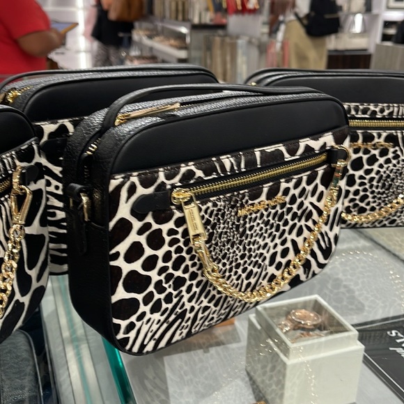 MICHAEL KORS JET SET LARGE EAST WEST ZIP POCKET CHAIN XBODY BLACK
NWT - Picture 15 of 16